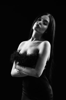 Cinselliği vurgula. Cinsel ipucu. Güzel dekolte. Moda konsepti. Süslü kıyafetler. Moda dükkanı. Çekici kadın model. Tüylü elbise giyen şık bir kız. Baştan çıkarıcı bayan.