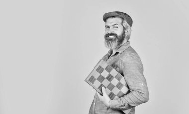 İnsan beyni çalışıyor. Beyin fırtınası konsepti. Satranç turnuvası. Zeka seviyesi ölçümü. IQ seviyeni yükselt. Sakallı adam satranç tahtasını tutuyor. Zeka seviyesi konsepti. Boşluğu kopyala