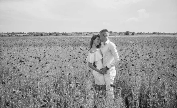Casal feliz no amor andando em belo campo de flor de papoula no dia romântico, data romântica — Fotografia de Stock