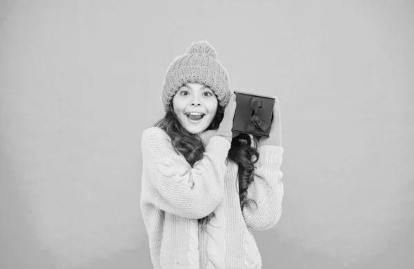Κουτί ενθύμιο. μικρό κορίτσι ζεστά ρούχα κρατήσει δώρο. Ένα μικρό μυστικό κουτί δώρου. ευχάριστη έκπληξη για εκείνη. ευνοούνται στις χειμερινές διακοπές. Στο Σεντ Νίκολας Ντέι. Χριστουγεννιάτικες πωλήσεις. Νέο έτος αναμνηστικό. Ευχαριστώ. — Φωτογραφία Αρχείου
