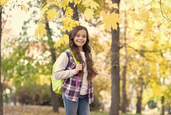 Őszi gyerek divat. Az inspiráció romantikus évszaka. Boldog gyermekkort. Vissza az iskolába. tini lány hátizsákkal pihenni sétál a parkban. őszi szépség. élvezze a napot az erdőben — Stock Fotó
