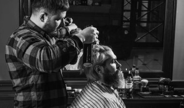 Bağış ve yardım konsepti. Sarıya boyanmış saçlı adam. Saç kes. Berber berber dükkanı. Hippi saç tıraşı oluyor. Yüze yakın keskin bir nesne ve kıvranma onu tutan kişinin dikkatini dağıtır. Saç bağışla.