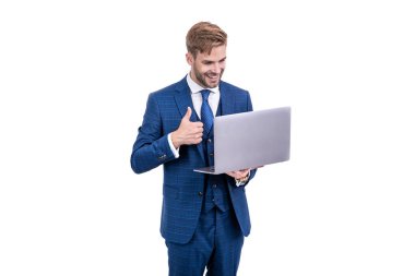 İnternette yazıyorum. İş adamı blog yazmak için dizüstü bilgisayar kullanıyor. Sosyal ağ ve web günlüğü