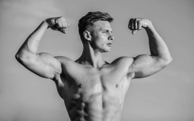 Güçlü vücut geliştirici. Vücut geliştirici erkek gücü. Vücut geliştirme kavramı. Spor ve sağlık aktiviteleri. İlahi güzellik. Kaslı, sağlıklı vücut. Seksi erkek çıplak gövde. Dışarıda sabah sporu. Sporcu maço adam.