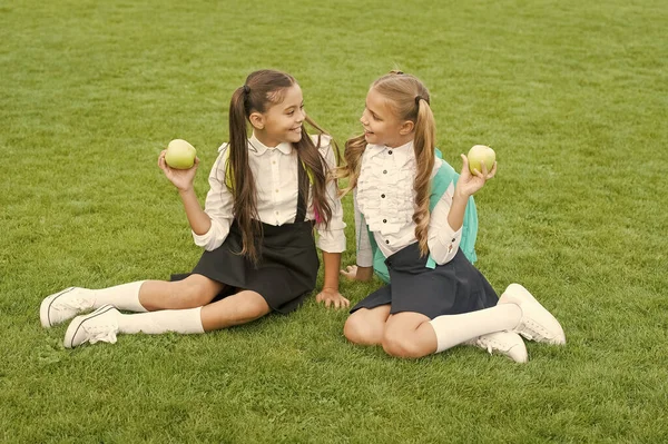 Kleine meisjes vrienden eten gezonde school lunch, gelukkige jeugd concept — Stockfoto