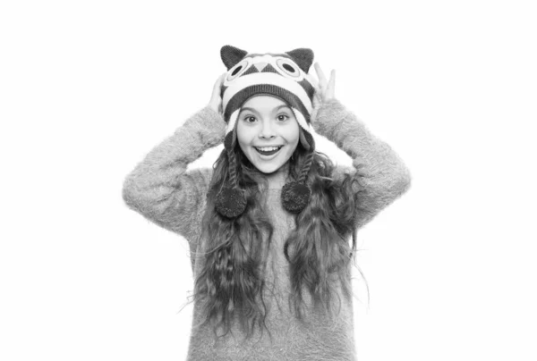 Αστείο παιδικό άνετο πουλόβερ που απομονώνονται σε λευκό. κρύος χειμώνας. μόδα ζεστά ρούχα για τα παιδιά. Χαρούμενη παιδική ηλικία. μικρό κορίτσι με πλεκτό καπέλο και γάντια. Χριστουγεννιάτικη δραστηριότητα. layering με πλέξιμο — Φωτογραφία Αρχείου