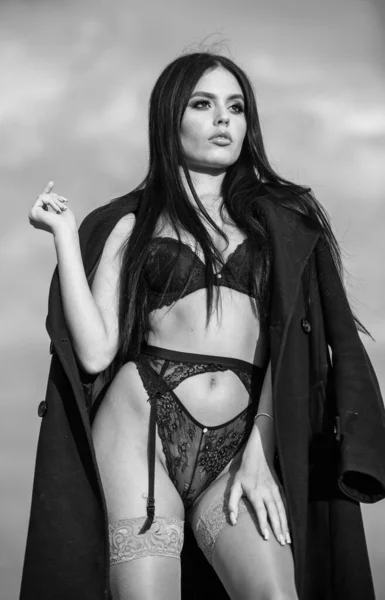 Ragazza sexy che indossa cappotto sul corpo nudo. Reggiseno di pizzo. Bella padrona dominante sexy. Modella donna in lingerie glamour. Sesso erotico concetto di negozio. Giochi feticci e sessuali. Fiduciosa ragazza attraente — Foto Stock