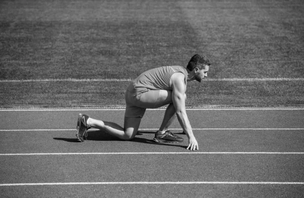 Corredor pronto para ir. O atleta se prepara para correr no estádio. Dicas de corrida para iniciantes. — Fotografia de Stock