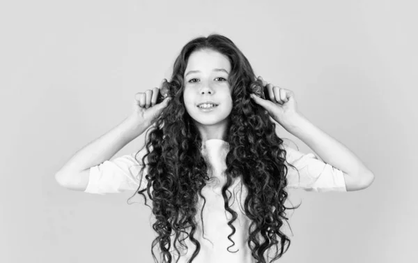 Speelse jongen. Gezond ontbijt. Vitamine concept. Zomerbessen. Meisje dat aardbeien eet. Gezond eten. Gezondheidszorg. Een kind dat aardbeien eet. Zoet dessert. Mijn zomerplezier. — Stockfoto