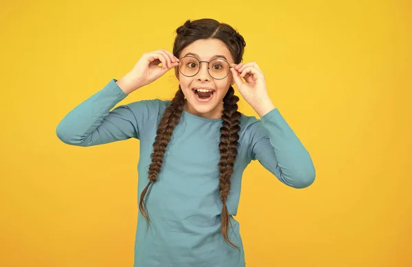 Muito melhor agora. menina adolescente feliz em óculos. começou a ver melhor. moda infantil e beleza. menina pequena melhorar a visão. felicidade infantil. belo cabelo longo trançado. tranças elegantes e tranças — Fotografia de Stock