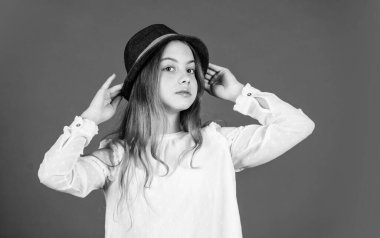 Mutlu küçük çocuk şapkası. Eski moda görünüş. Yaz aksesuar koleksiyonu. Uzun saçlı çocuk. Güzellik ve tarz. Mutlu çocukluk. Genç ve tasasız. Retro kız kırmızı arkaplan