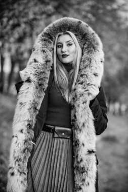 Kışa uygun. rahat ve sıcak. Kıyafetini tamamla. Modern kış kürkü manto. Zarif kırmızı dudaklı kadın kürk giyiyor. En iyi lüks giysi malzemesi. Sokakta gezen modaya uygun bir bayan.