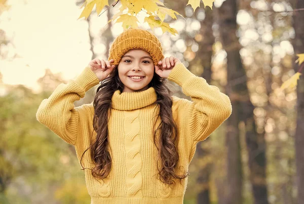 Grazioso bambino indossare maglione e cappello a maglia gialla, autunno — Foto Stock