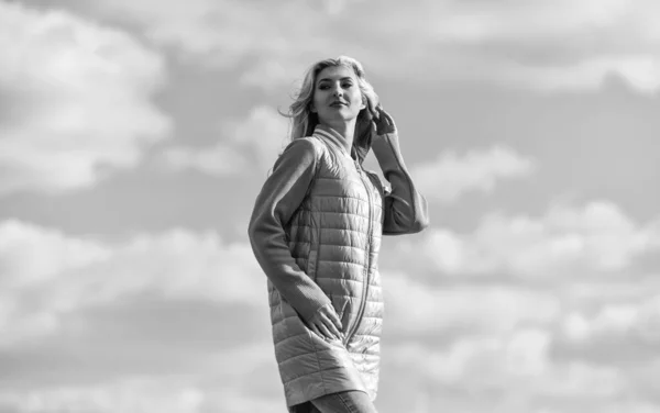 Вітряний день. Дівчачий піджак хмарний фон неба. Модель жіночої моди на відкритому повітрі. Жінка насолоджується холодною погодою. Свіжість вітру. Відповідний стиль і клас з розкішшю і комфортом. Краса і модний вигляд — стокове фото
