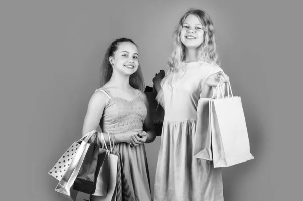 Kinderen houden boodschappentassen na succesvol winkelen, verkoop — Stockfoto