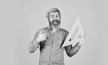 Dik açı. Ölçüm aracı. Öğretmen sapı. Okul eğitimi. Mükemmel açıyı bul. Mimarlık eğitimi. Geometri öğretiyorum. Sakallı adam cetvel kullanıyor. Eğitim konsepti. Resim dersi. Eğlenerek çalışıyorum.