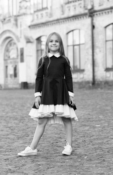 Adorable niño usar vestido de escuela elegante con aspecto formal en el patio de la escuela, uniforme —  Fotos de Stock