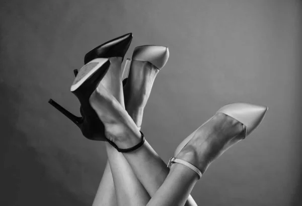 Χαλαρώστε. γυναικεία πόδια σε παπούτσια με ψηλά τακούνια. κατάστημα υποδημάτων μόδας. ομορφιά και άνεση — Φωτογραφία Αρχείου