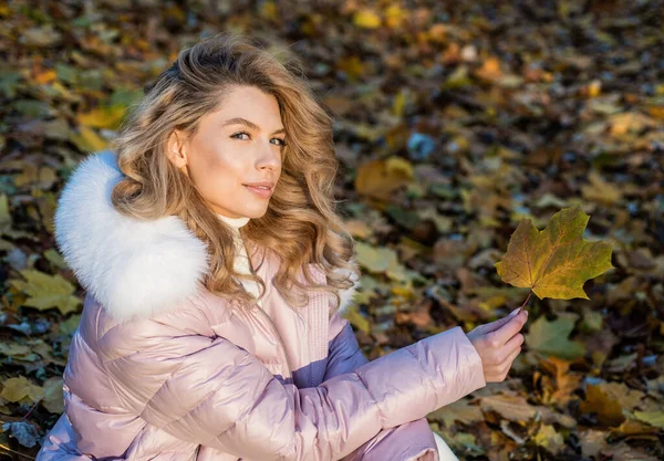 Ik zou hier voor altijd blijven. Trek warme kleren aan. gezellig en comfortabel. Herfstseizoen mode. vrouwelijke schoonheid en stijl. vrouw met lang haar in het herfstbos. meisje op droge gevallen bladeren achtergrond — Stockfoto