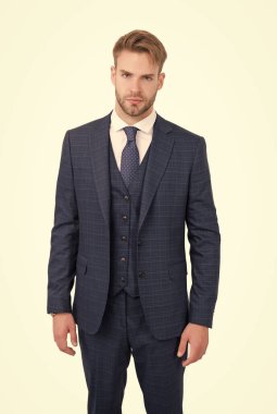 Profesyonel tavır ve akıllı görünüm. Takım elbiseli yakışıklı adam beyazın üzerinde izole edilmiş. Beyaz yaka çalışanı. Resmi moda tarzı. Profesyonel meslek ve kariyer. Profesyonel gibi giyinmek.