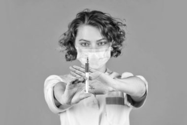 İlaç aşısı şırıngası. Coronavirus önleme. Yan etkiler. İlaç hapları. Salgını durdurun. Aşı konsepti. Bedava aşı programı. Hastanede sağlık hizmeti. Doktor şırınga