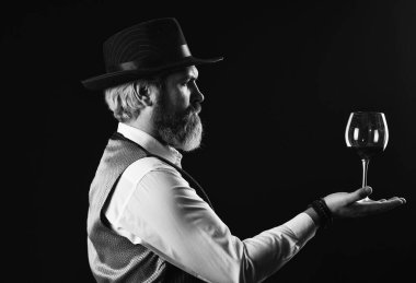 Tortu eski kırmızı şaraplarda bulunmalı. Sommelier içkinin değerini biliyor. Sahte şarapları nasıl tespit edebildiğini. Şarap servisi. Sommelier şarabın tadına bakar. Sommelier 'in sorumluluğu lezzet tercihi dahilinde.