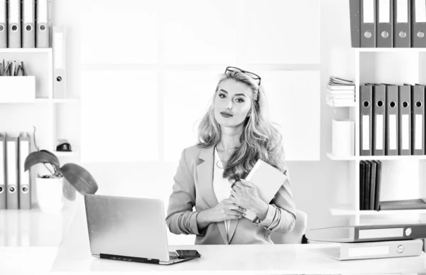 Llave ganadora. mujer sentada en su escritorio en la oficina. Mujer de negocios trabajando en la oficina con documentos. Diseñador profesional en el lugar de trabajo en oficina. trabajo de recepcionista en recepción. mujer líder empresarial — Foto de Stock