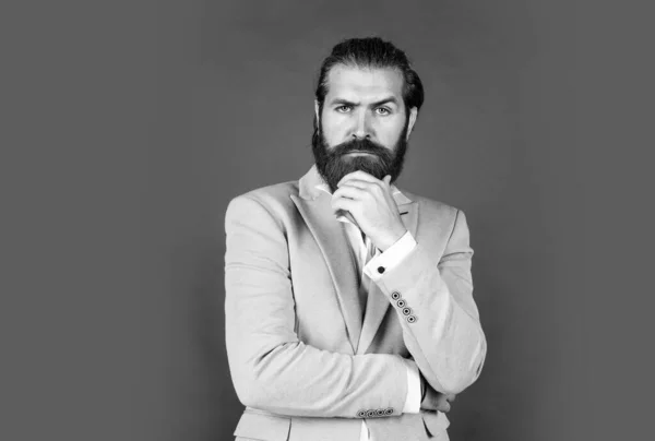 Soins de coiffeur masculin. Homme barbu Dans le style classique. marié mariée glamour. homme sur événement formel. mode masculine d'affaires. hipster porter une veste bleue. concept de salon de coiffure. Homme d'affaires intelligent avec barbe — Photo