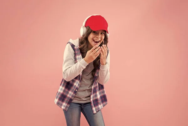 Glimlachend kind meisje in casual stijl luister muziek in moderne headset, inspiratie — Stockfoto