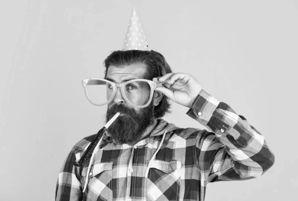 Divertimento multicolorido. melhor festa para a reforma. homem alegre com barba e bigode. hipster sorrindo com chifre. A celebrar a festa feliz. Elementos de festa e objetos de férias. Escolha incrível — Fotografia de Stock