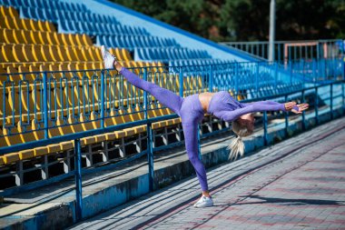 Spor salonundaki atletik kadın spor yapıyor, spor yapıyor.