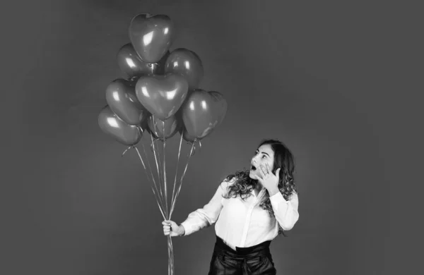 Alles Gute zum Geburtstag. 14. Februar Lieblingsurlaub. Love Date Überraschung. Heliumballon zum Feiern. fröhlicher Valentinstag. Mädchen bekam Herzballon von Valentin. glückliche Frau Luftballon Bündel Geschenk — Stockfoto