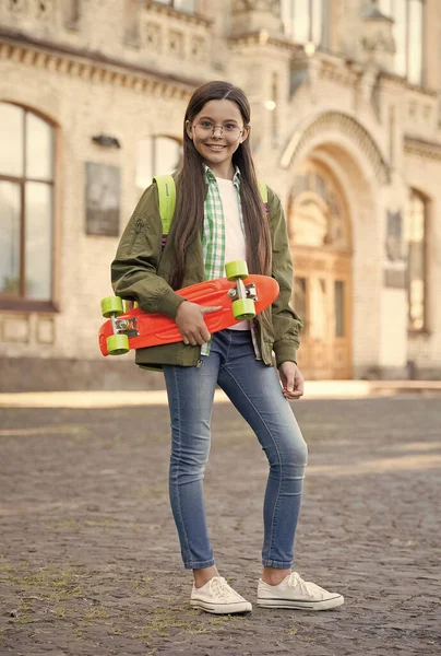 Happy little kid in casual style hold penny board jesienny dzień miejski na świeżym powietrzu, hobby — Zdjęcie stockowe