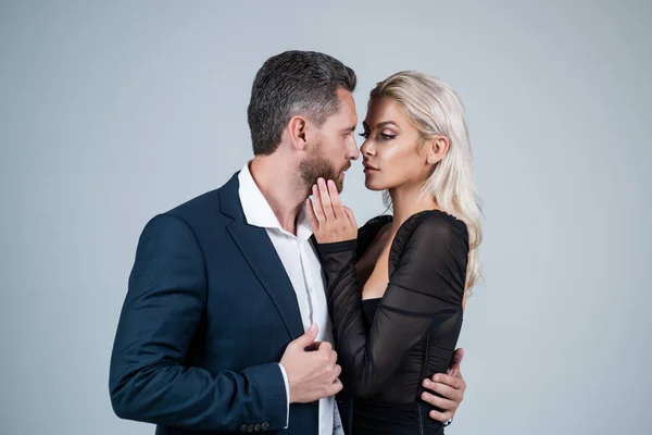 Пара в любви мужчины и женщины объятия и поцелуи, отношения — стоковое фото