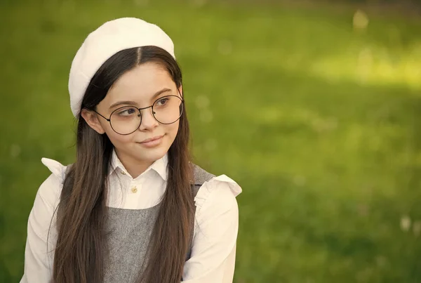 Elégant chapeau de béret de tenue de style français fille, concept d'étudiant d'élite collège — Photo