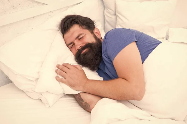 Pria brutal Kaukasia senang dengan kumis tersenyum di tempat tidur di ruang cerah, gaya hidup sehat — Stok Foto