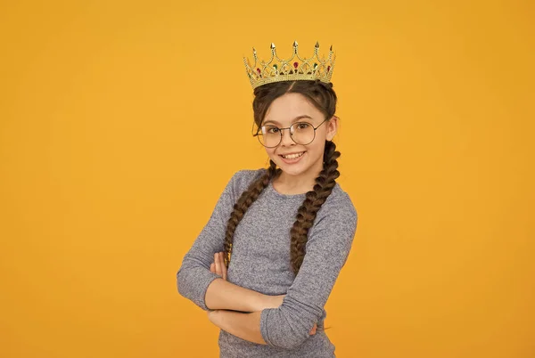 Siendo su propio jefe. Pequeño jefe de fondo amarillo. Feliz niño lleva corona. Reina de belleza. Fiesta de graduación. Gran concepto de jefe. Gloria y triunfo. Accesorios de moda de lujo. Ese jefe es realmente increíble. — Foto de Stock