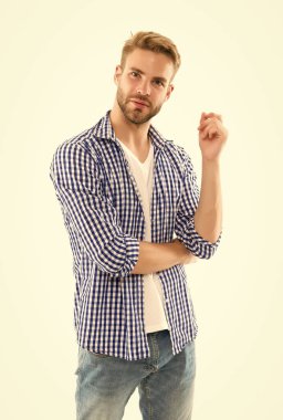 Tıraşsız, modaya uygun saç stili ve kareli gömlek tarzıyla beyaz, günlük kıyafetlerde izole edilmiş bir adam.