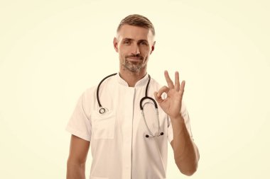 Beyaza izole edilmiş steteskop ilaçlı hekim Coronavirus salgını sırasında hasta kabulü yapıyor.