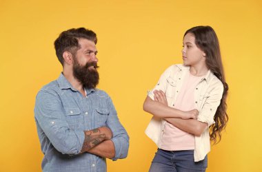 Aile ilişkileri. İletişim yetenekleri. Eşit şartlarda iletişim kurun. Baba ve kızı. Çocuk ve baba en iyi arkadaşlar. Ebeveynlik ve çocukluk. Babalar Günü konsepti. Tatlı baba ve tatlı çocuk.