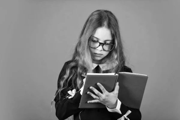 Studia perché puoi. Il bambino piccolo scrive in copia-libro. La ragazzina fa lezione. Lezione scolastica. Lezione privata. Lezione e compiti. Insegnamento privato. Scuola e istruzione, copiare lo spazio — Foto Stock