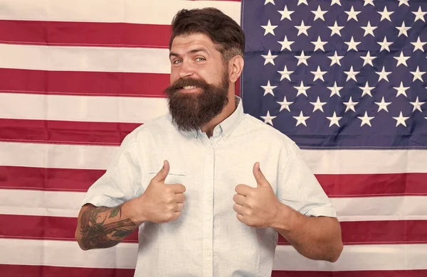 Hombre bien arreglado hipster elegante aspecto americano bandera fondo, trabajando para el concepto de gobierno — Foto de Stock