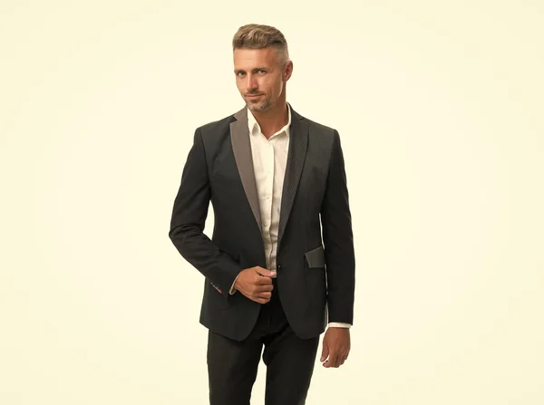 Se ve bien su autoestima. Hombre profesional aislado en blanco. Usando traje formal. Profesional de negocios. Un look clásico. Construyendo carrera. Ropa formal. Traje de oficina. Vestirse profesionalmente —  Fotos de Stock