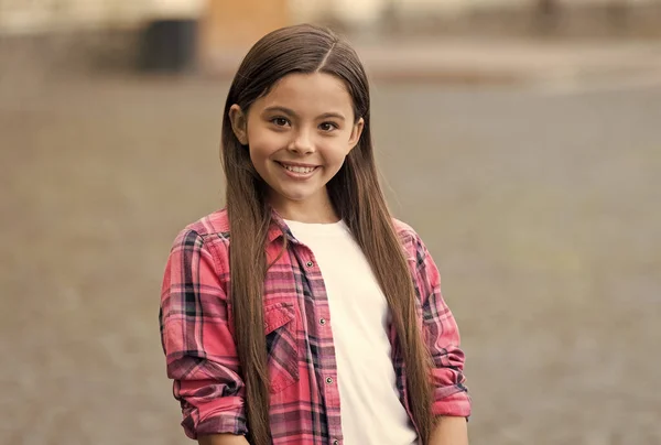 Menina bonito criança com olhar de beleza no estilo de moda casual feliz sorrindo ao ar livre, odontologia pediátrica — Fotografia de Stock