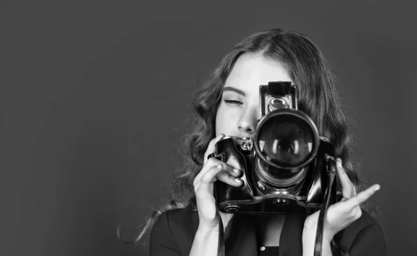 Pequeño reportero hacer una foto. cámara vintage. chica con cámara retro. capturar recuerdos de la infancia. Cámara SLR. espacio de copia. hermoso niño fotógrafo mantenga cámara retro. periodista es mi futura carrera — Foto de Stock