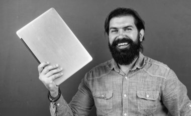 Konuyu özetliyorum. Okula dönüyorum. Öğretmenler günün kutlu olsun. Sakallı acımasız adam bilgisayarını tutuyor. gayri resmi eğitim teknolojisi. Erkek öğrenci ders sırasında sınıfta oturur. Sınavı geç.