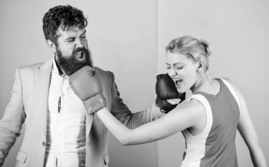 - Dikkatli ol. İlişki sorunları. Spor. Sakallı hippi adam bir kadınla kavga ediyor. Nakavt yumruğu. ki o haklı. Dövüşü kazan. Güç ve güç. Aile çift boks eldivenleri