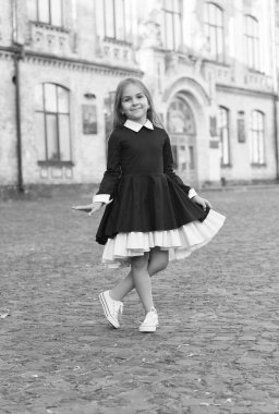 Sevimli çocuk okul bahçesinde ve okulda şık görünümlü şık bir üniforma giyiyor.