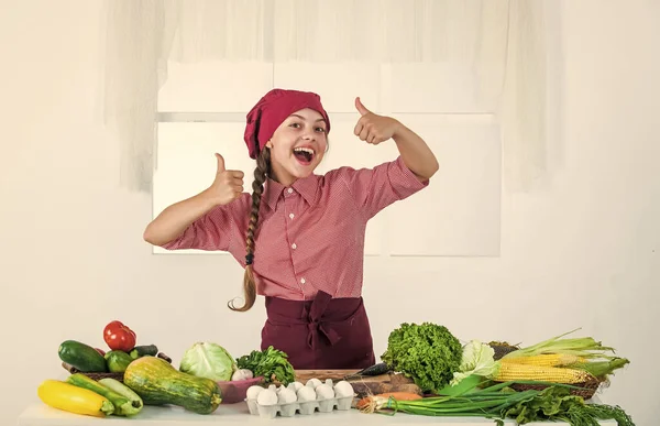 Lächelndes Teenie-Mädchen in Koch-Uniform beim Kochen von Gemüse, Lebensmittel — Stockfoto