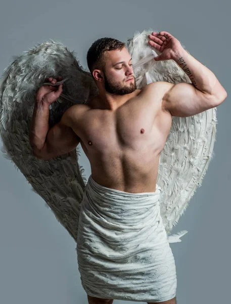 Gars athlétique avec des muscles forts dans les ailes d'ange Cupidon, Saint Valentin — Photo